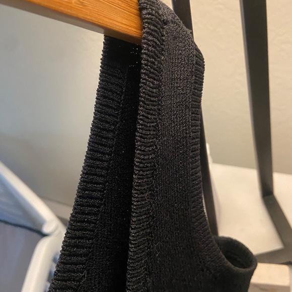 ST. JOHN immaculate like new sleeveless knit top S - Picture 2 of 4